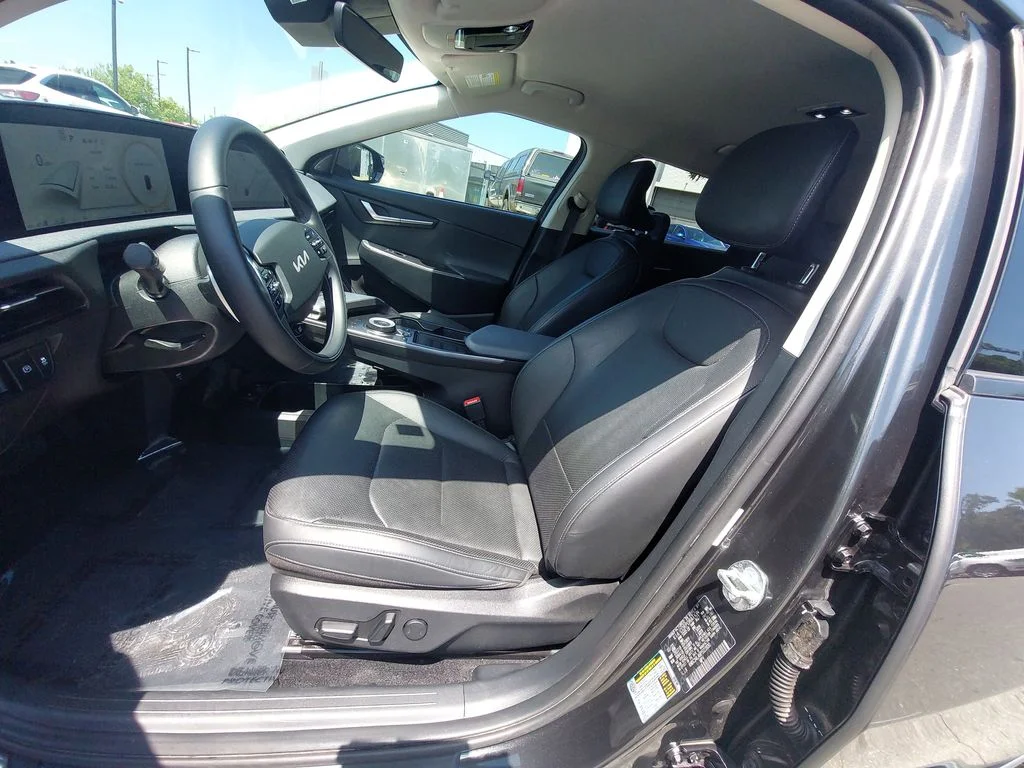 Used 2023 Gray Kia Wind image 15