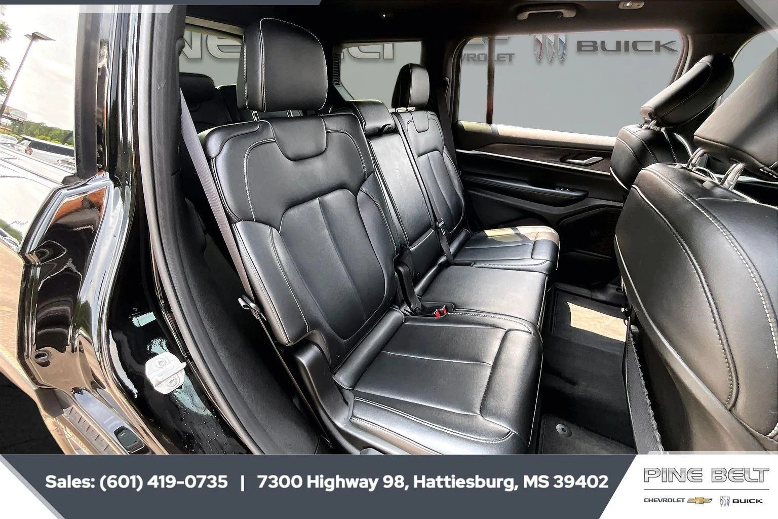 Used 2025 Diamond Black Crystal Pearlcoat Jeep Limited image 20