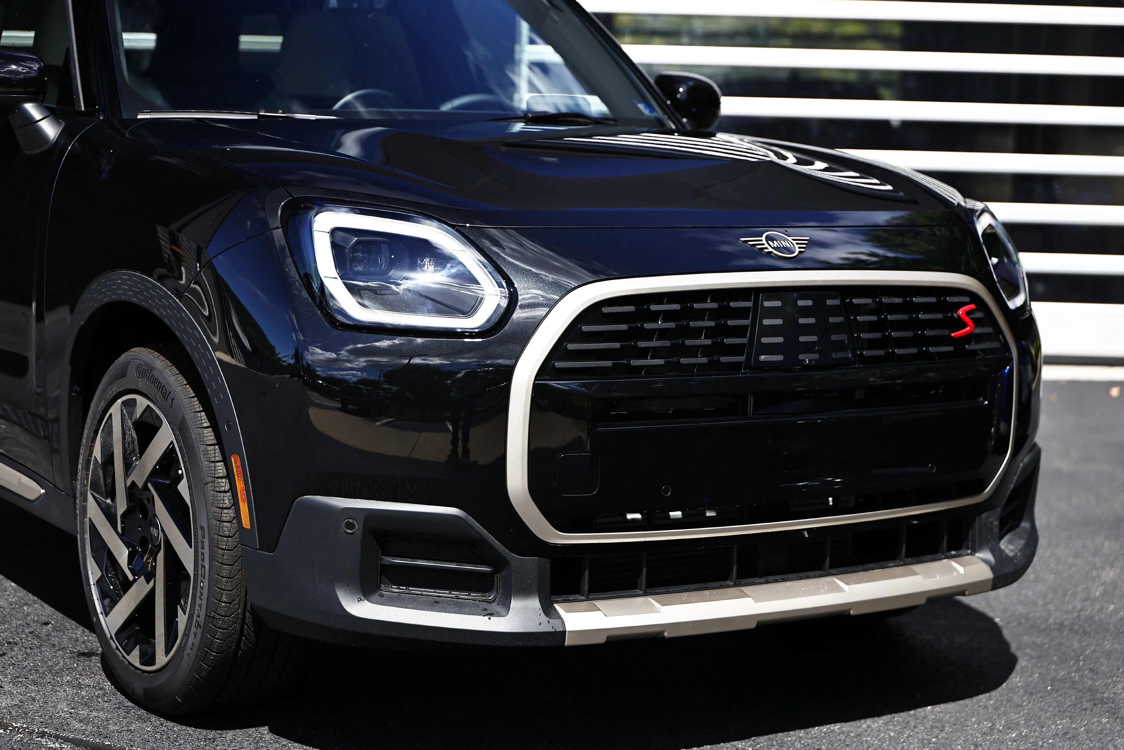 New 2027 Midnight Black MINI Signature Plus image 2