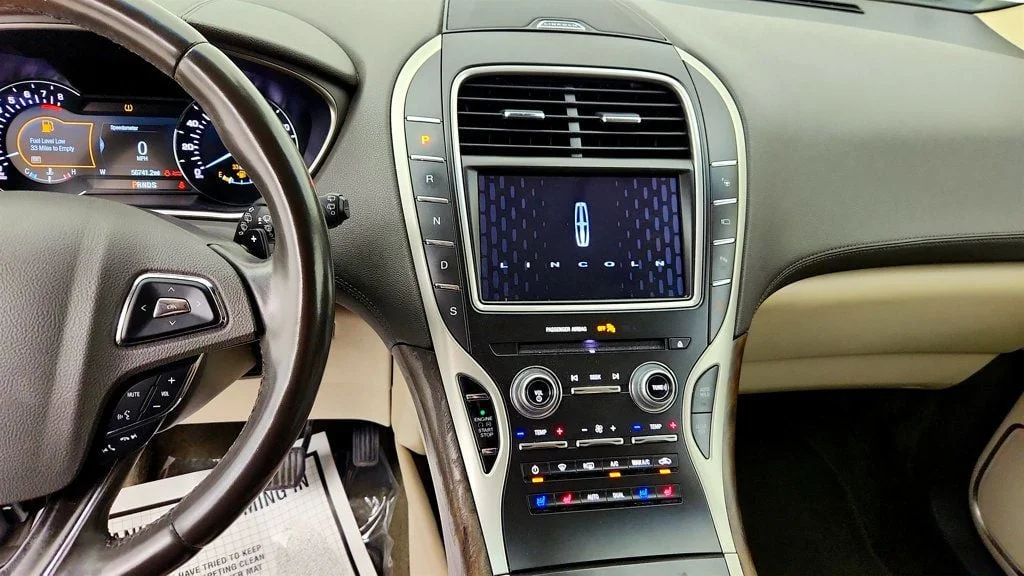 Used 2017 White Platinum Metallic Tri-Coat Lincoln Reserve AWD w/ Technology Package & 21