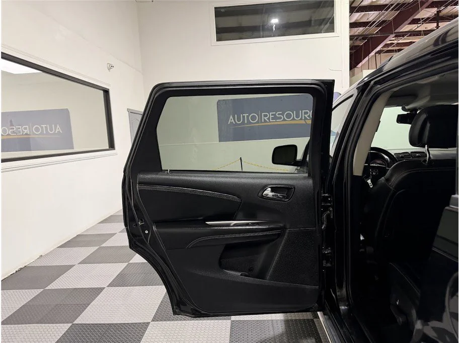Used 2017 Pitch Black Clearcoat Dodge Crossroad Plus image 13
