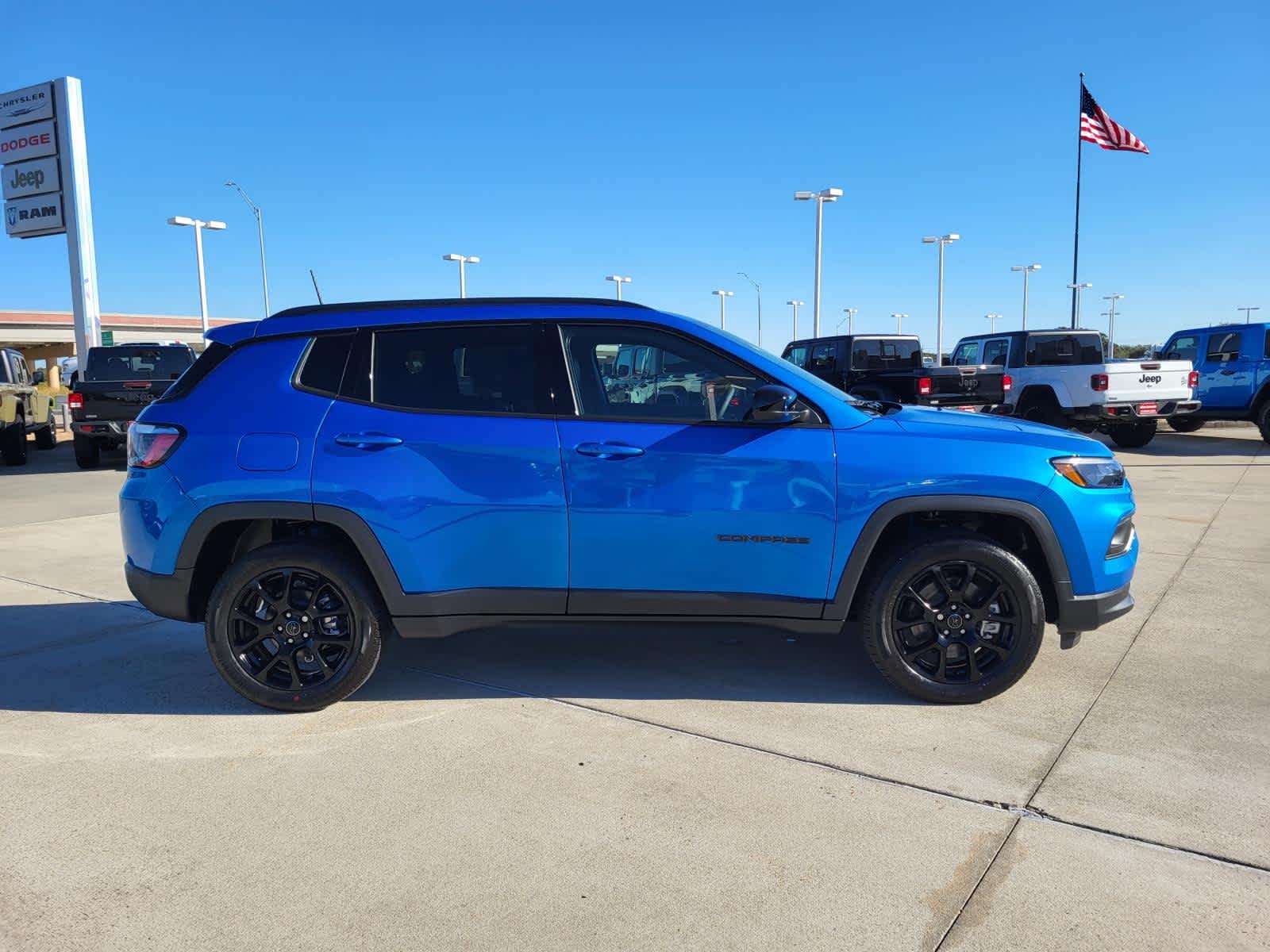 New 2026 Hydro Blue Pearlcoat Jeep Latitude Altitude image 6