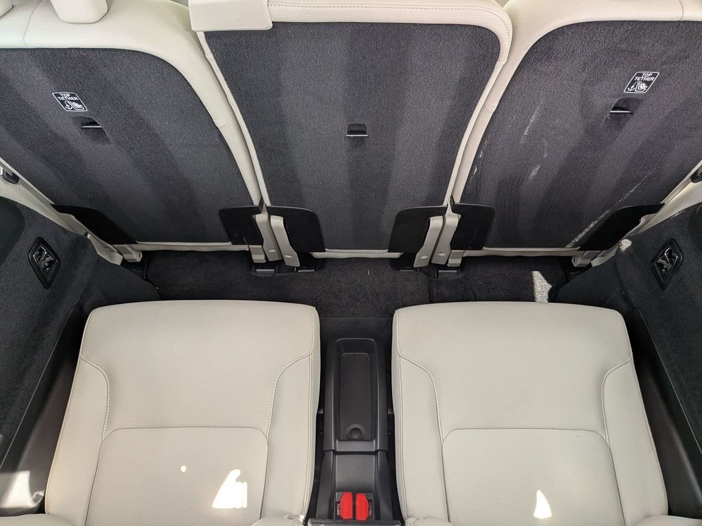 Used 2023 Blue Volvo B6 Plus 7-Seater image 35