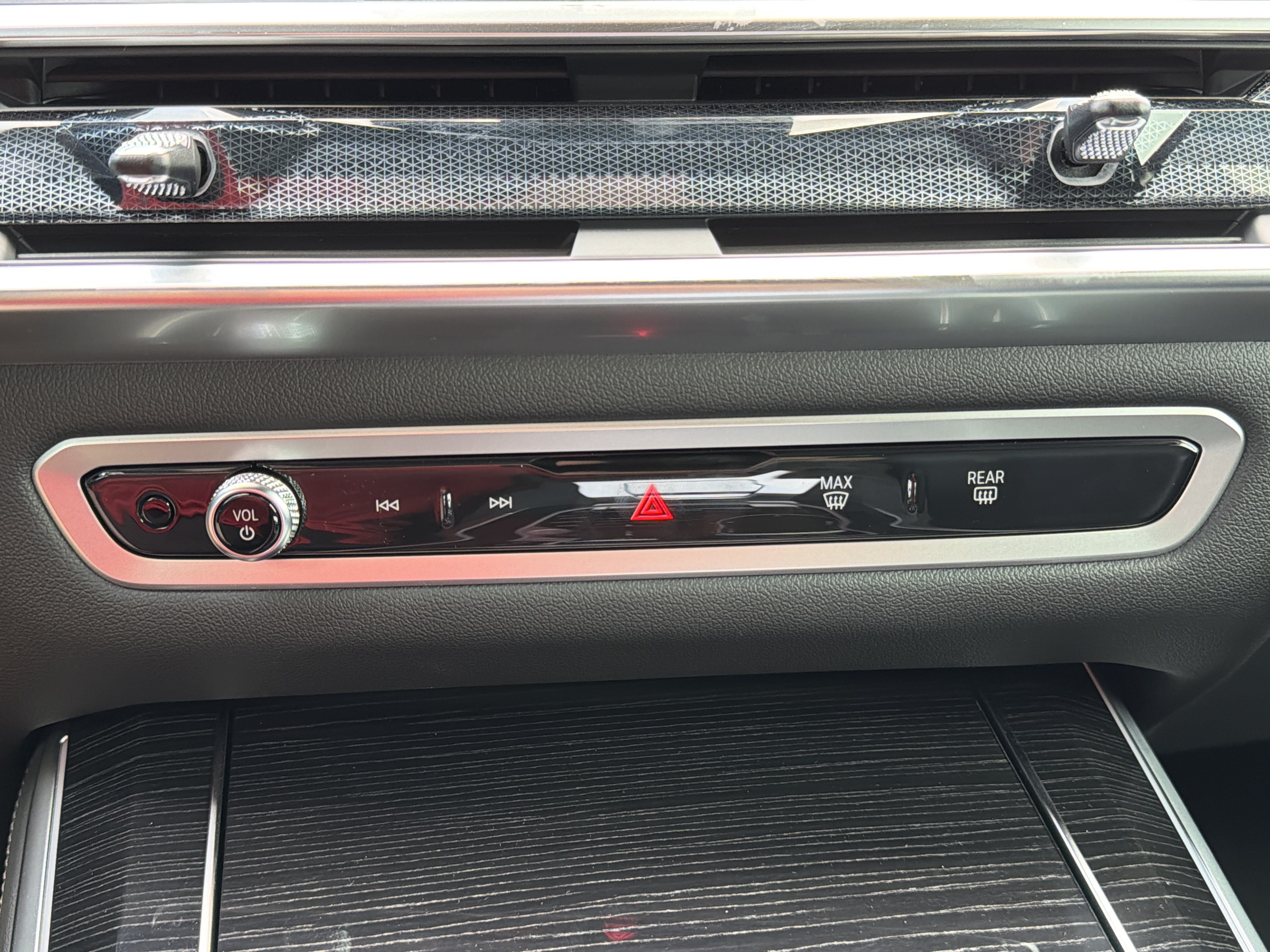 New 2026 Carbon Black Metallic BMW sDrive40i image 7