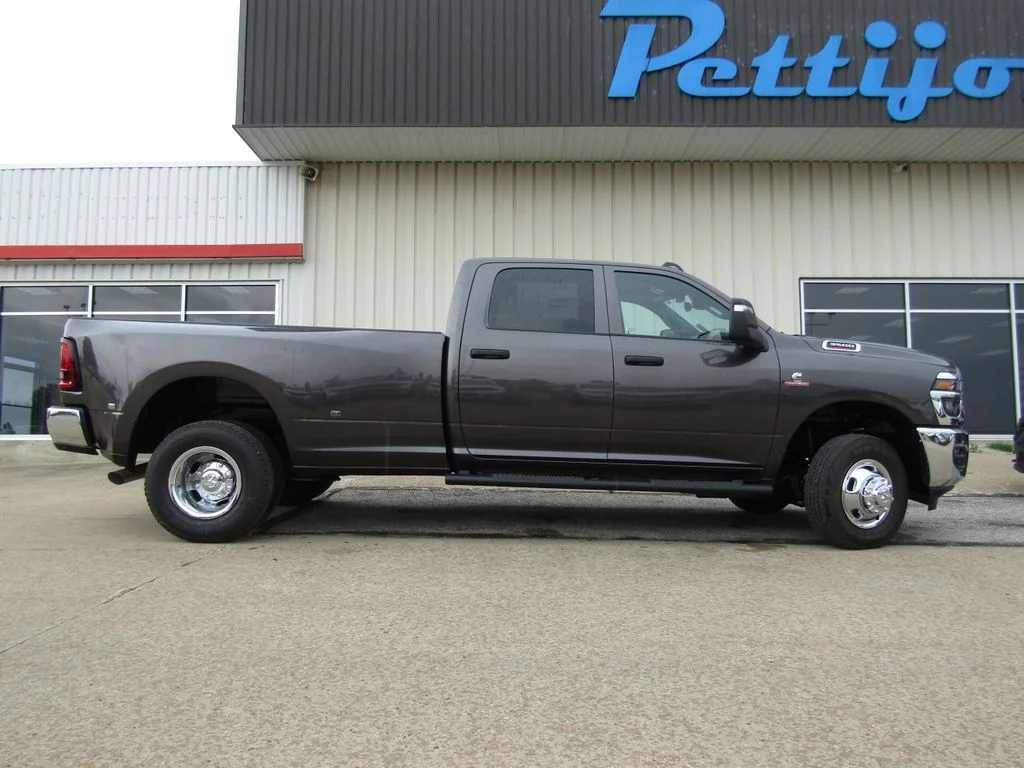 New 2026 Granite Crystal Metallic Clear-Coat Exterior Paint RAM Tradesman image 2