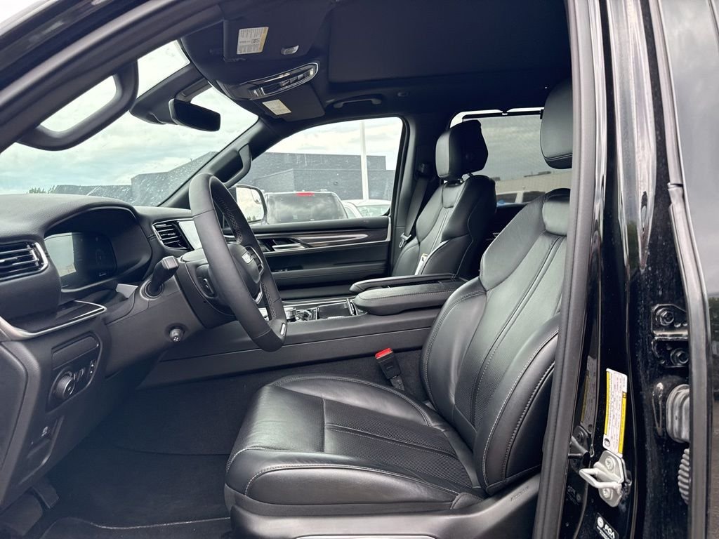 Used 2024 Black Jeep Base image 17