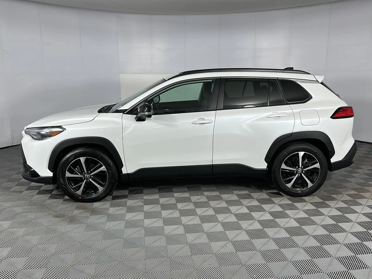 Used 2025 Wind Chill Pearl Toyota XSE image 4
