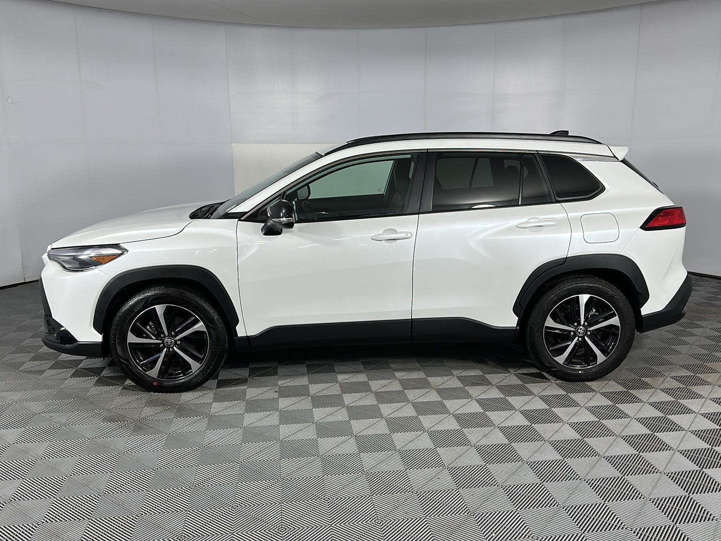 Used 2025 Wind Chill Pearl Toyota XSE image 4