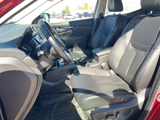 Used 2022 Red Nissan SL image 19