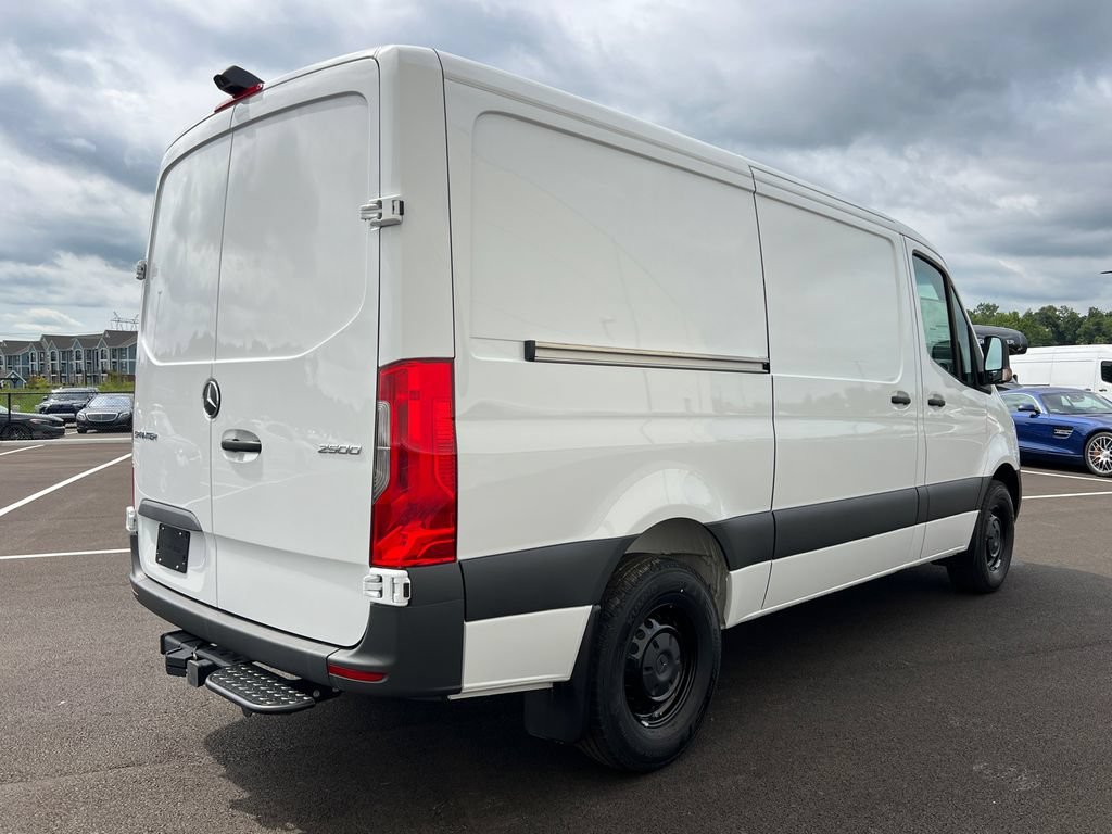 New 2026 Arctic+White Mercedes-Benz Cargo 144 WB image 37