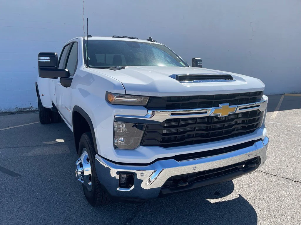 New 2026 Summit White Chevrolet LT DRW image 9
