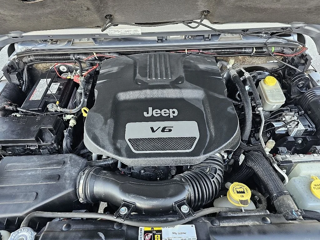 Used 2015 Silver Jeep Unlimited Rubicon image 10