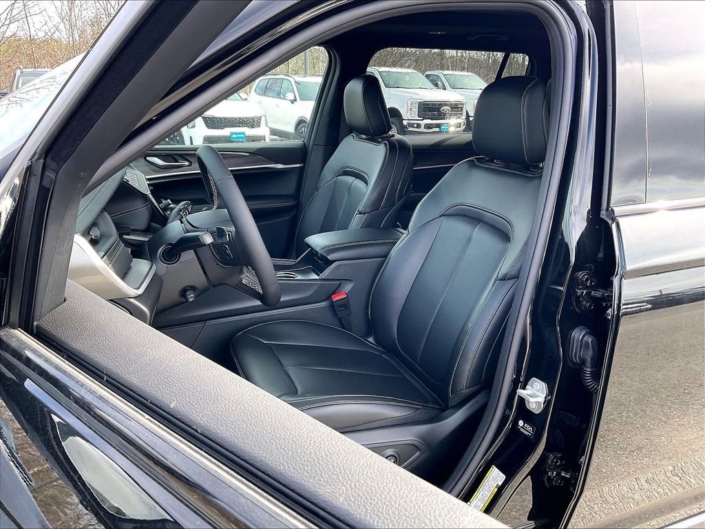 New 2026 Diamond Black Crystal Pearlcoat Jeep Limited image 11