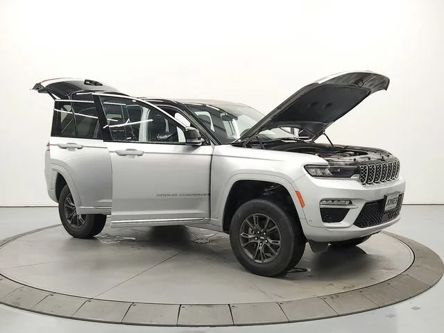 Used 2023 Silver Jeep Summit image 9