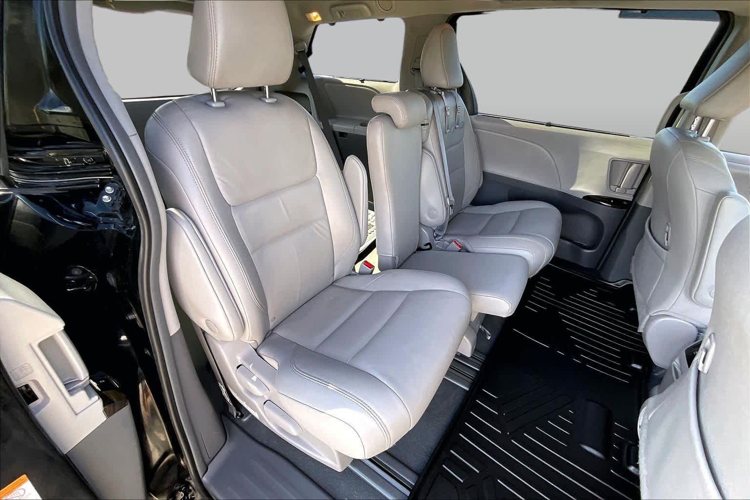 Used 2019 Midnight Black Metallic Toyota XLE Premium image 18