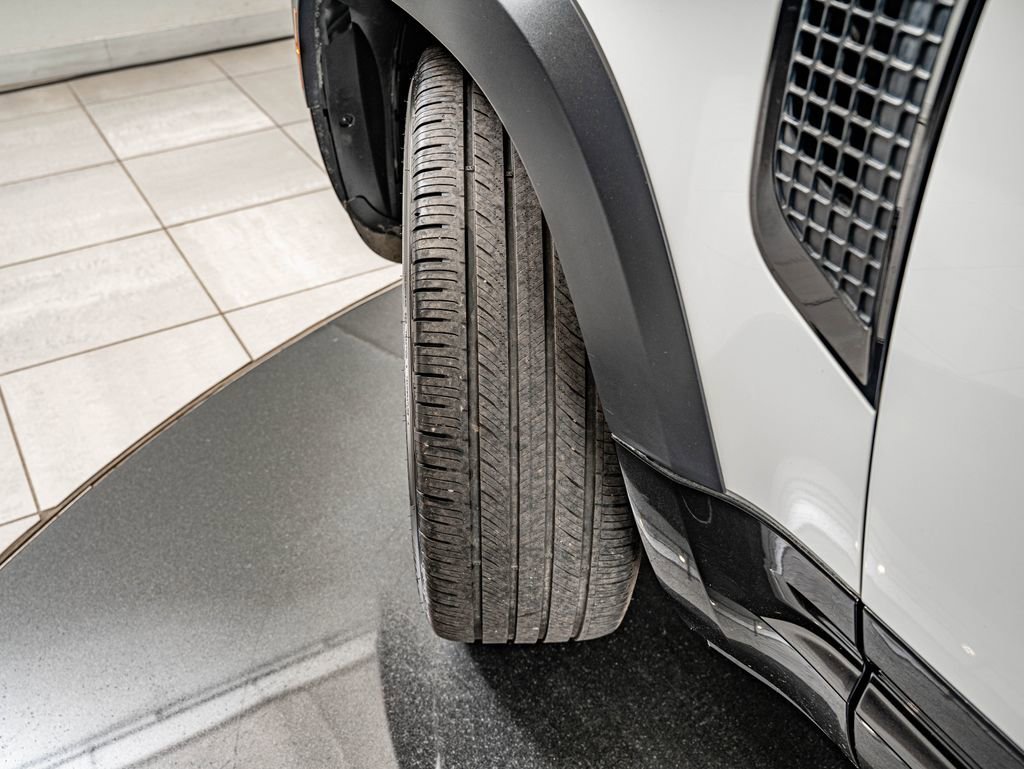 Used 2023 White Land Rover X-Dynamic SE image 38