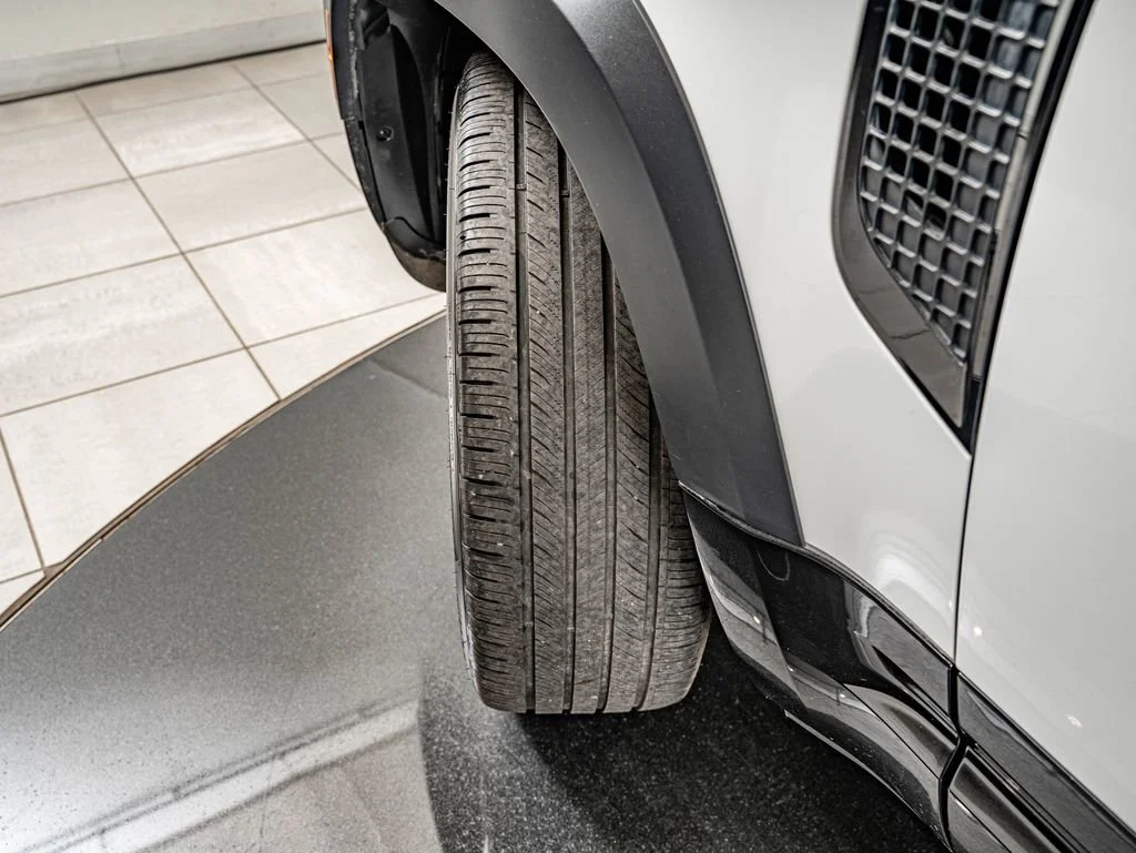 Used 2023 White Land Rover X-Dynamic SE image 38