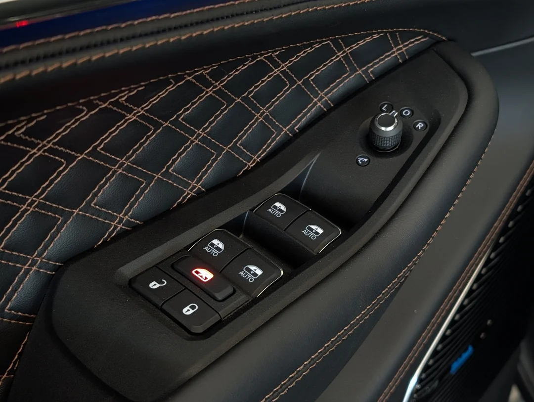 New 2026 Grey Jeep Summit - - 4x4 - Advanced ProTech Group IV - Palermo Leather Seats - Head-Up Display & More! image 13