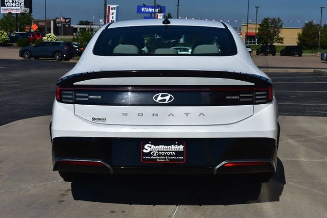 Used 2024 White Hyundai SEL image 6