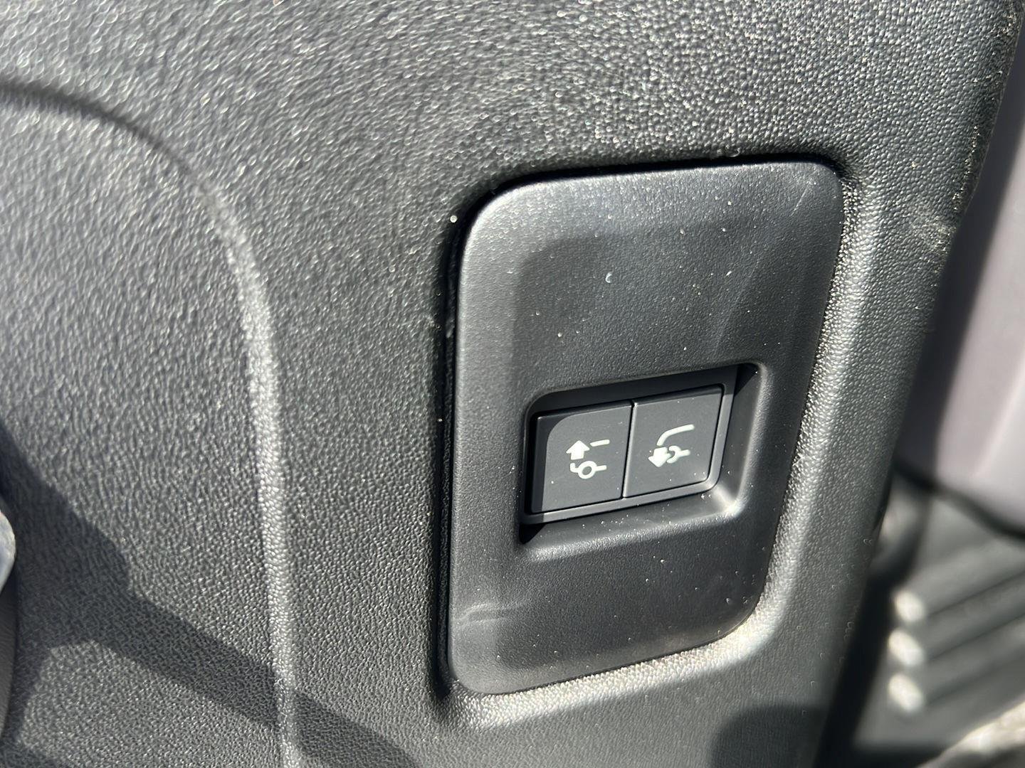 2026 Land Rover Defender X-Dynamic SE - Photo 32