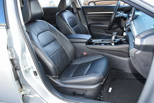 Used 2019 Silver Nissan 2.5 Platinum image 26