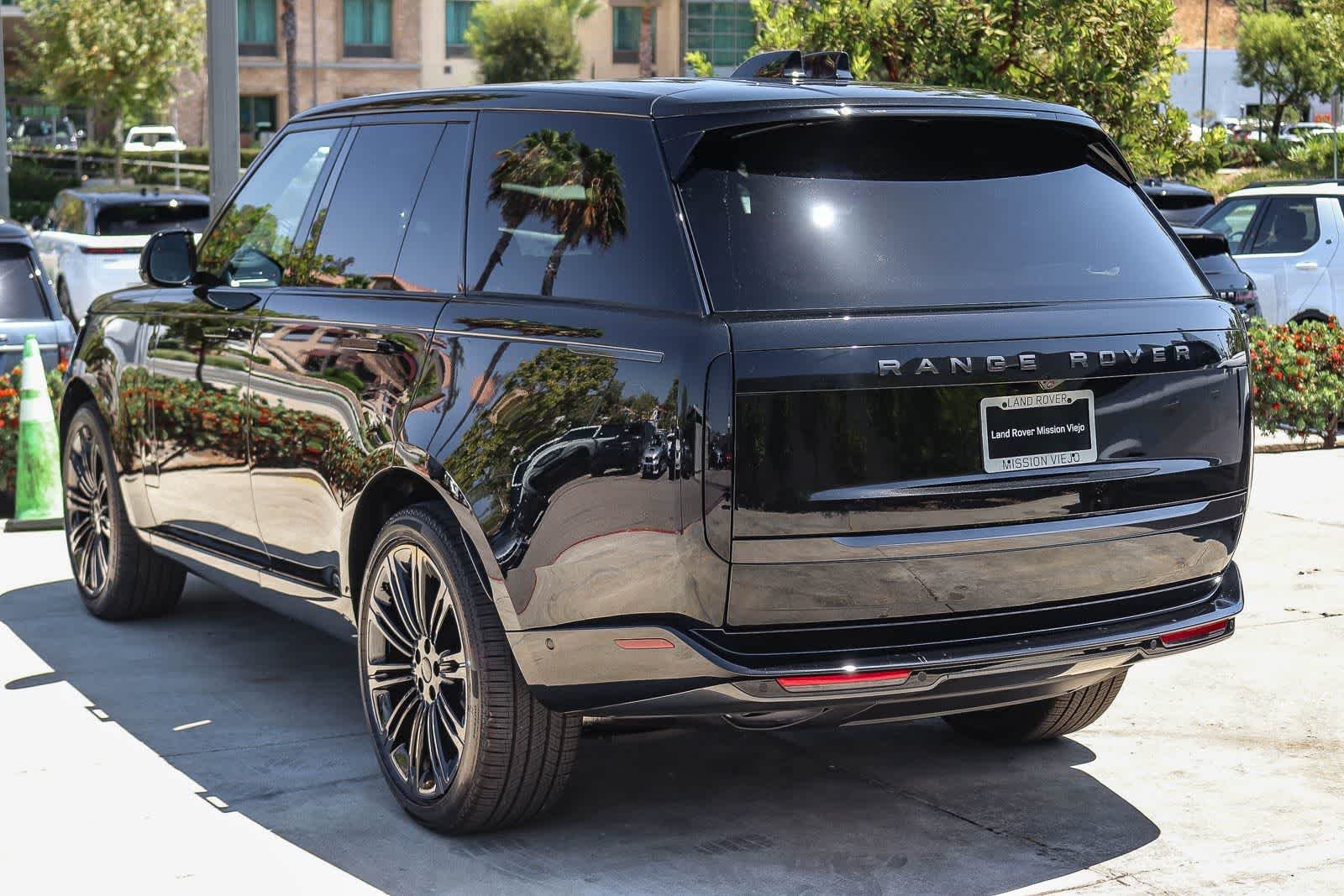 New 2026 Santorini Black Land Rover SE image 4