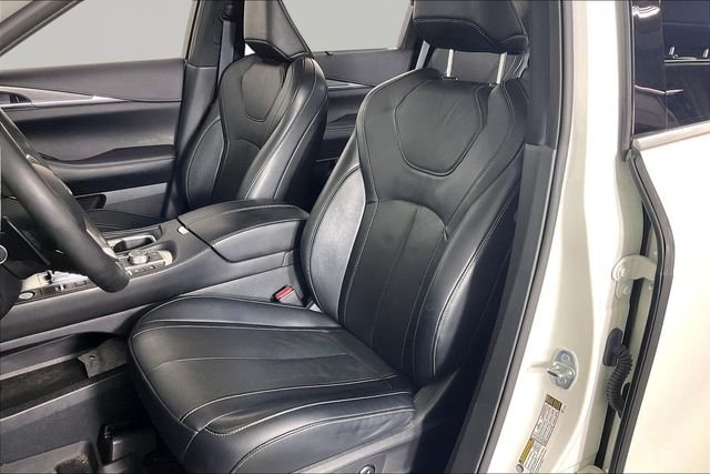 Used 2023 White INFINITI LUXE image 17