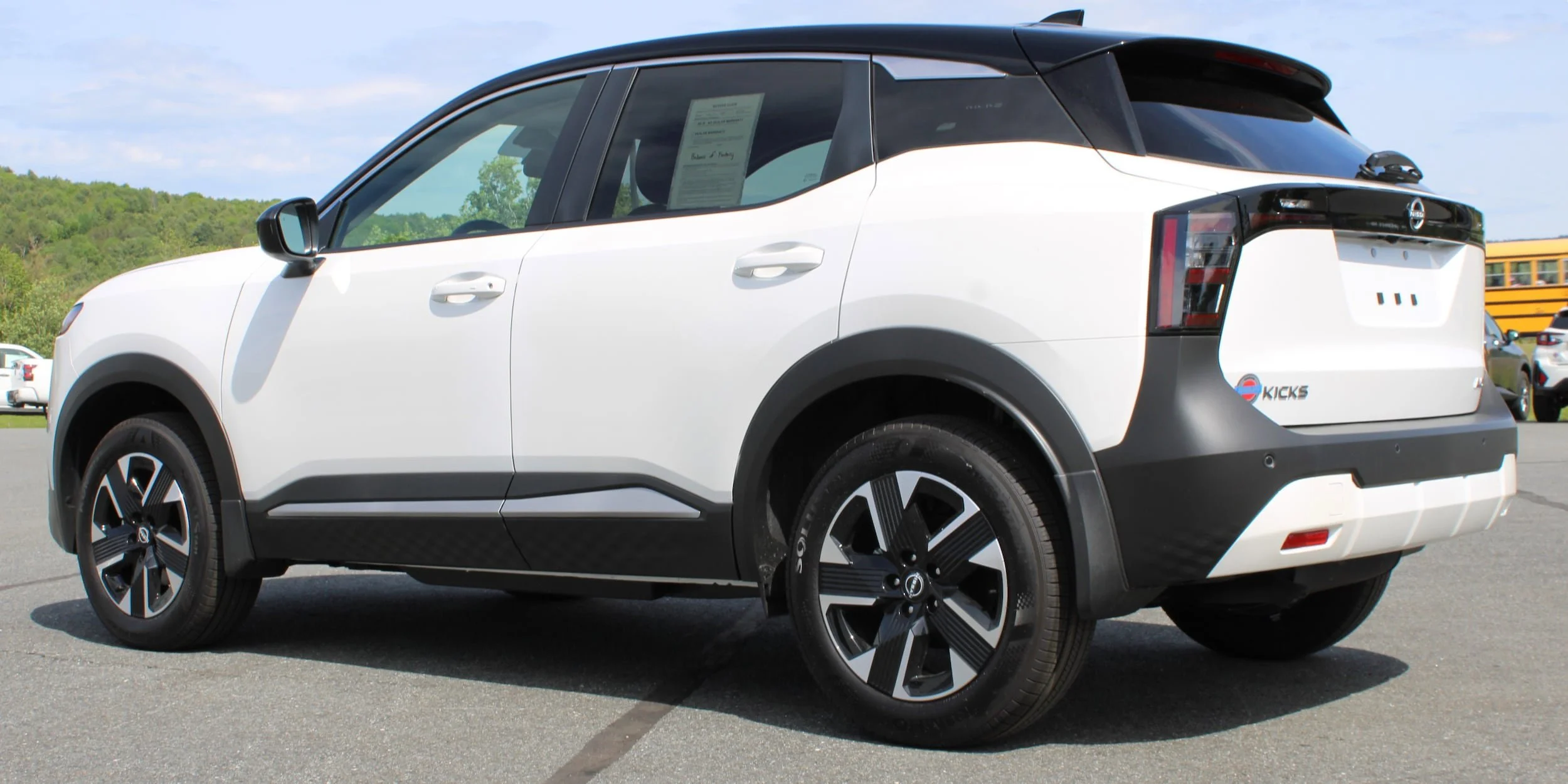 Used 2025 Aspen White Tricoat/Super Black Nissan SV image 9