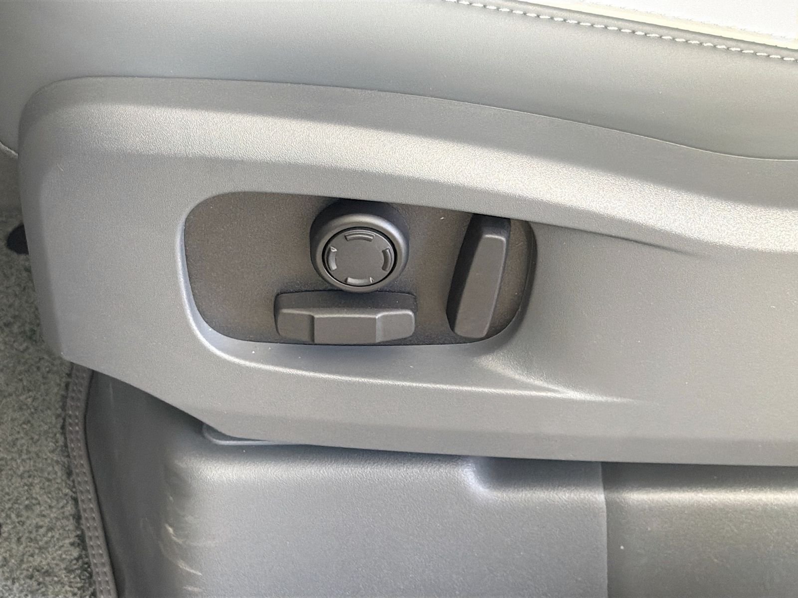 New 2026 Tasman Blue Land Rover X-Dynamic SE image 24