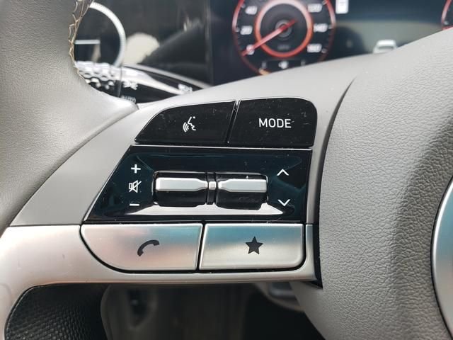 Used 2025 White Hyundai SEL Convenience image 24