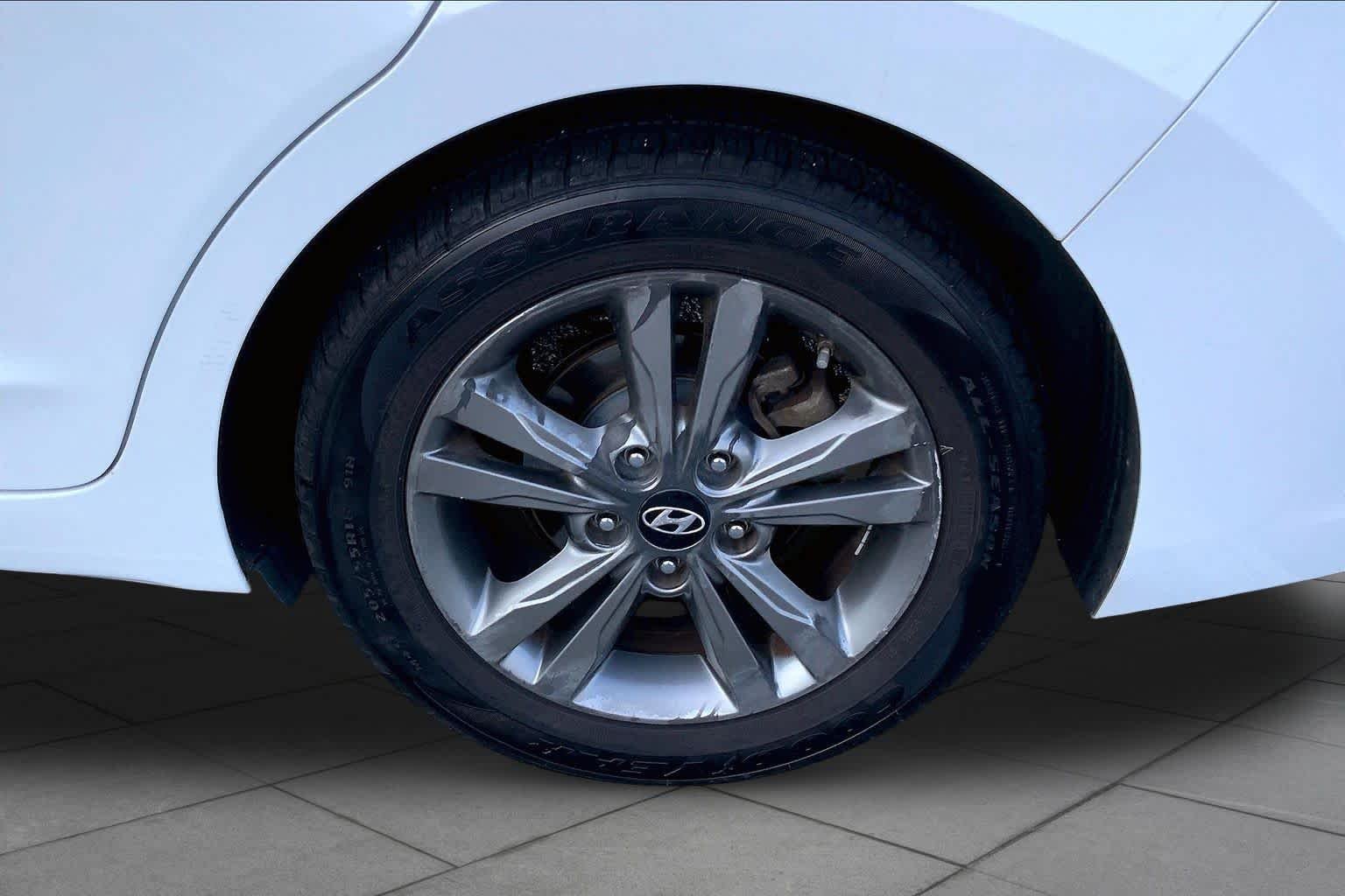 Used 2018 Quartz White Pearl Hyundai SEL image 10