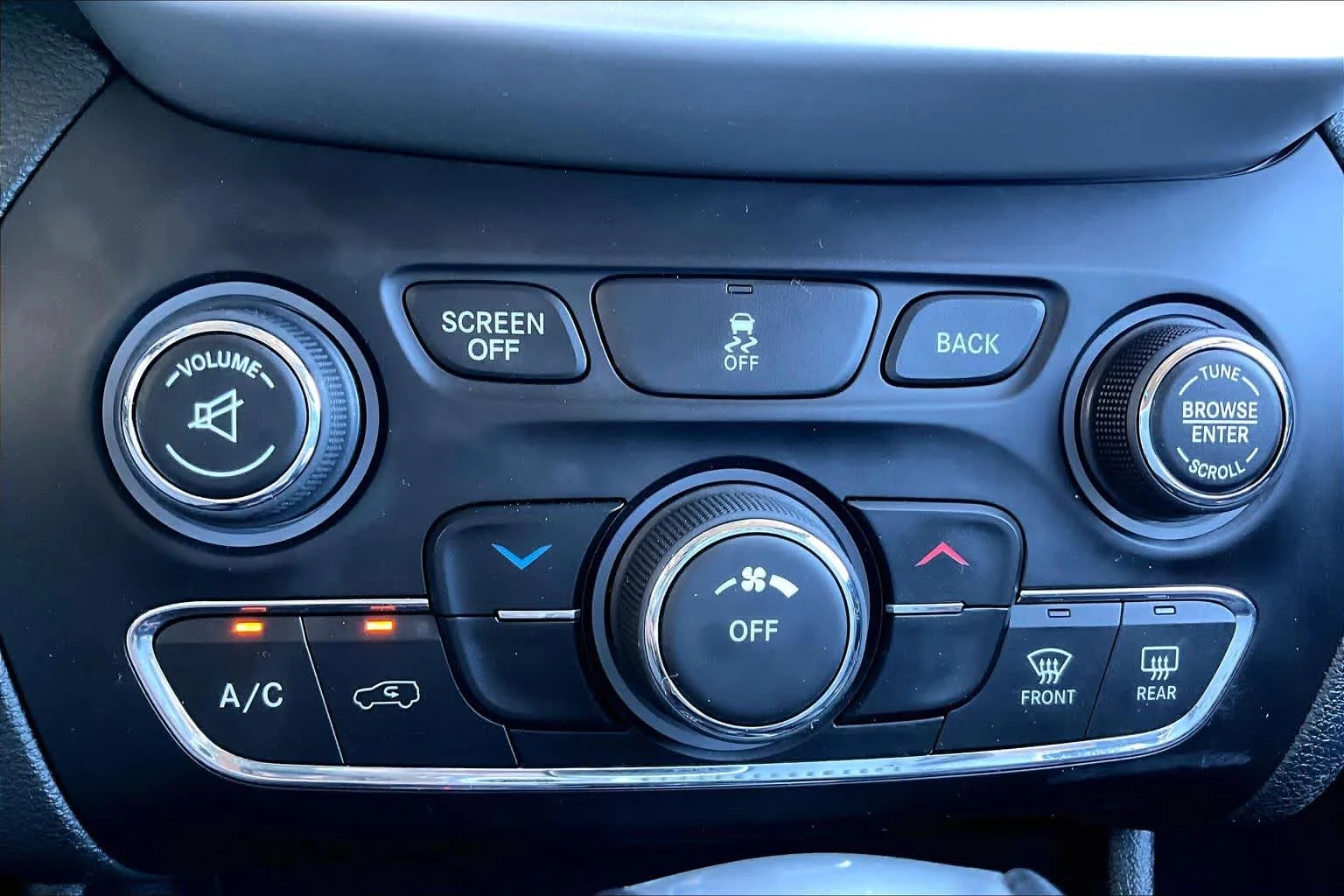 Used 2018 Diamond Black Crystal Pearlcoat Jeep Latitude Plus image 36