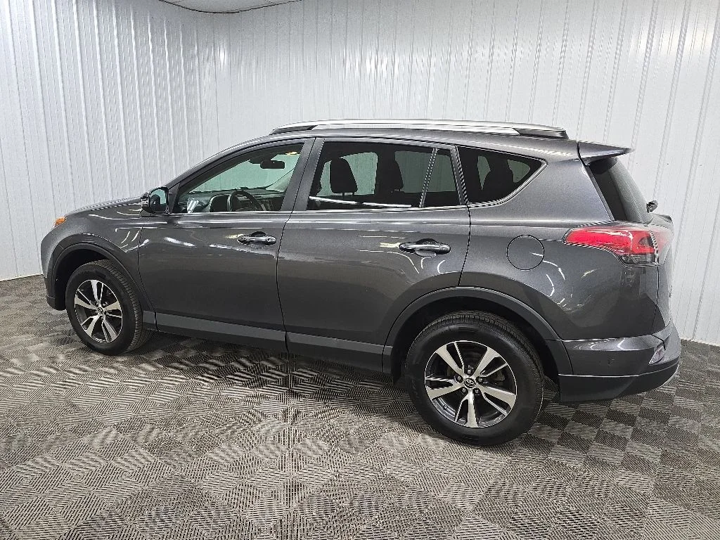 Used 2018 Gray Toyota XLE image 4