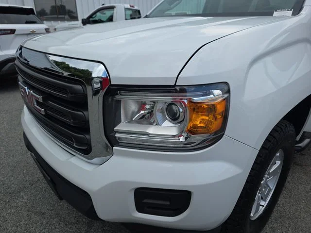Used 2017 White GMC Base image 31