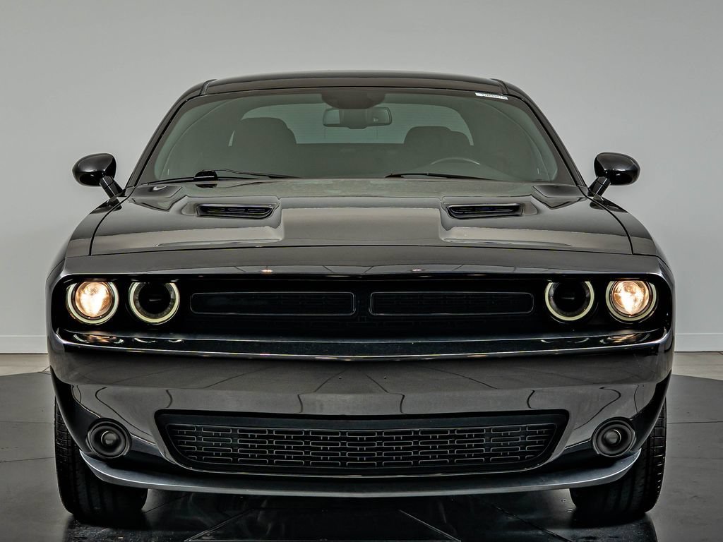 Used 2021 Pitch Black Clearcoat Dodge SXT image 2