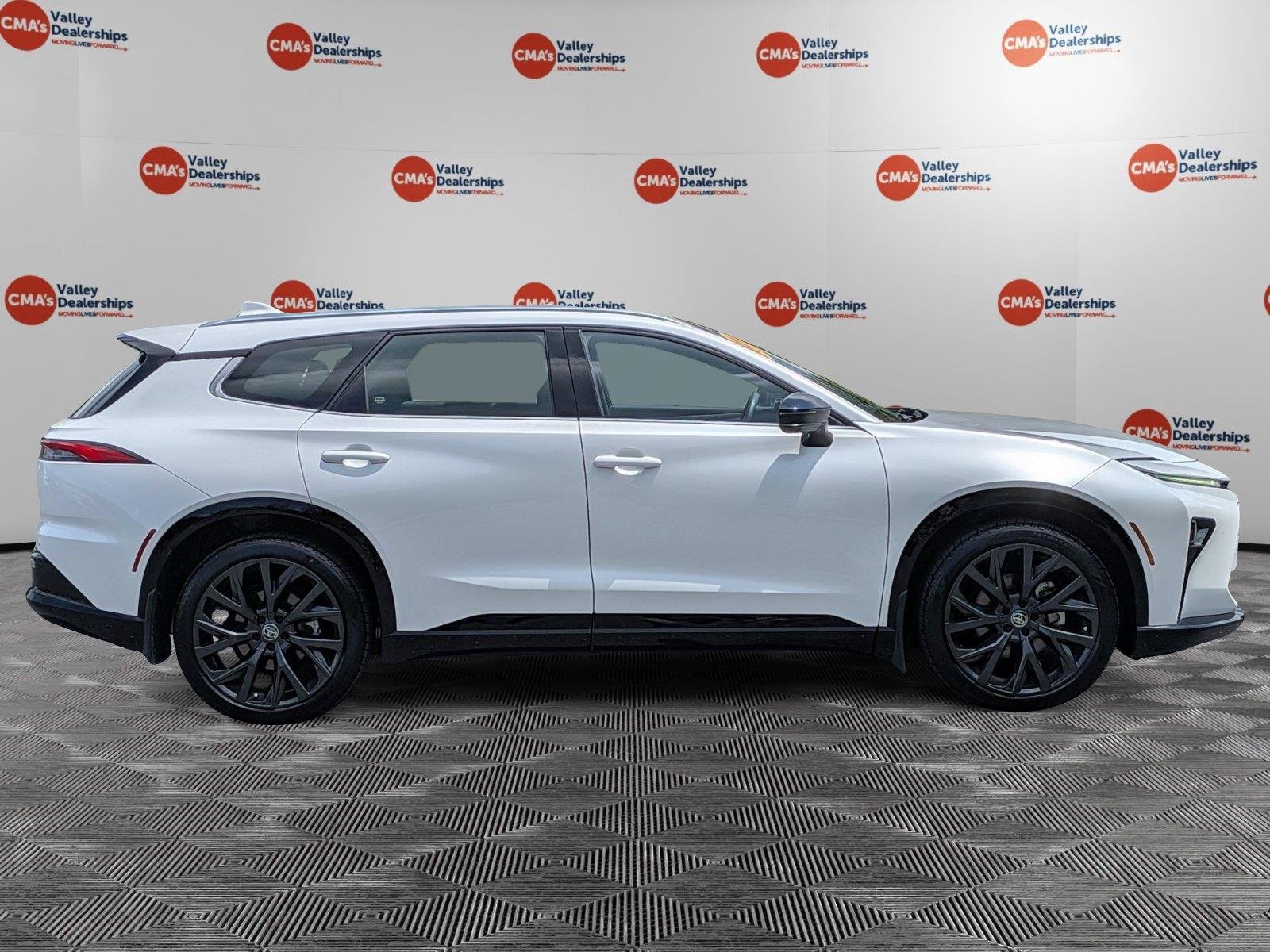 Used 2025 Oxygen White Toyota Limited image 4