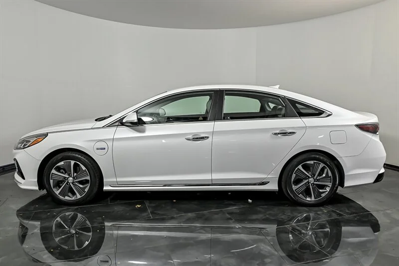Used 2019 Hyper White Hyundai Limited image 6
