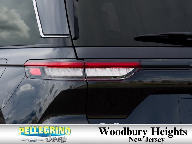 New 2026 Diamond Black Crystal Pearl-Coat Exterior Paint Jeep Laredo X image 9