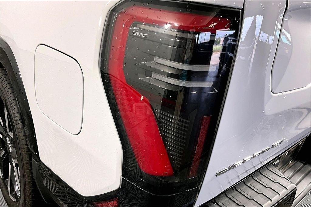 Used 2025 White GMC Denali image 21
