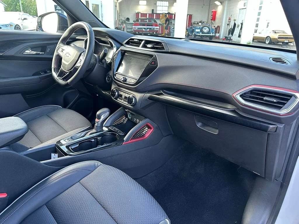 Used 2023 SUMMIT WHITE Chevrolet RS image 27