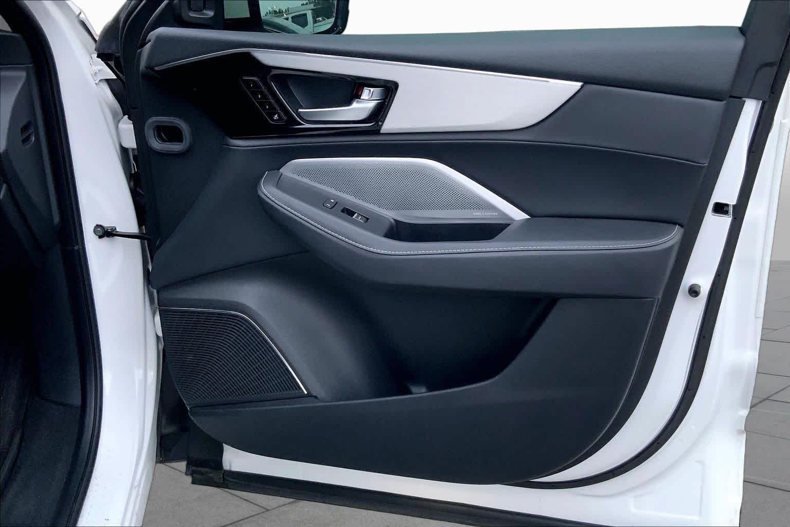 Used 2025 Platinum White Pearl Acura w/Technology Package image 22