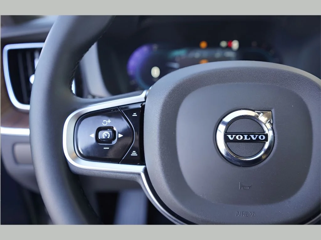 2025 Volvo XC60 Plus - Photo 13