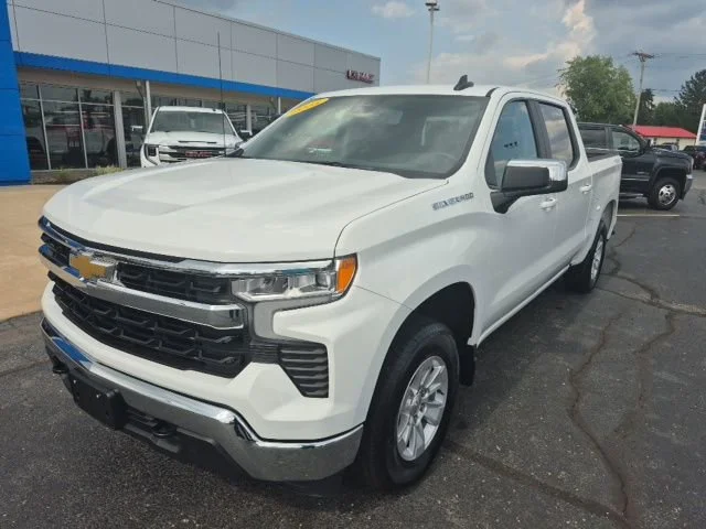 Used 2025 Summit White Chevrolet LT image 1