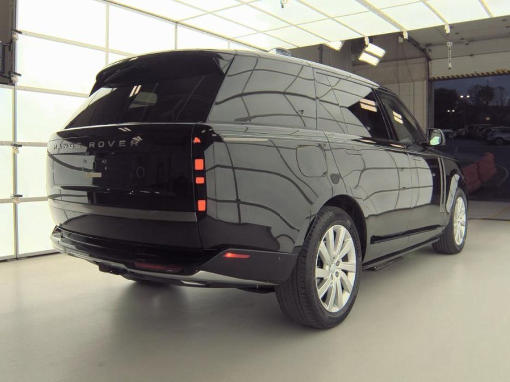 2023 Land Rover Range Rover SE photo 2