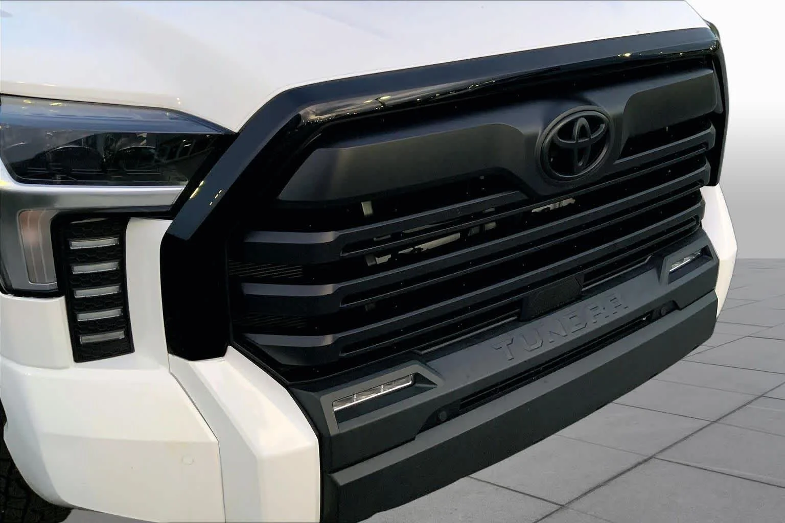 Used 2023 Ice Cap Toyota SR5 image 27