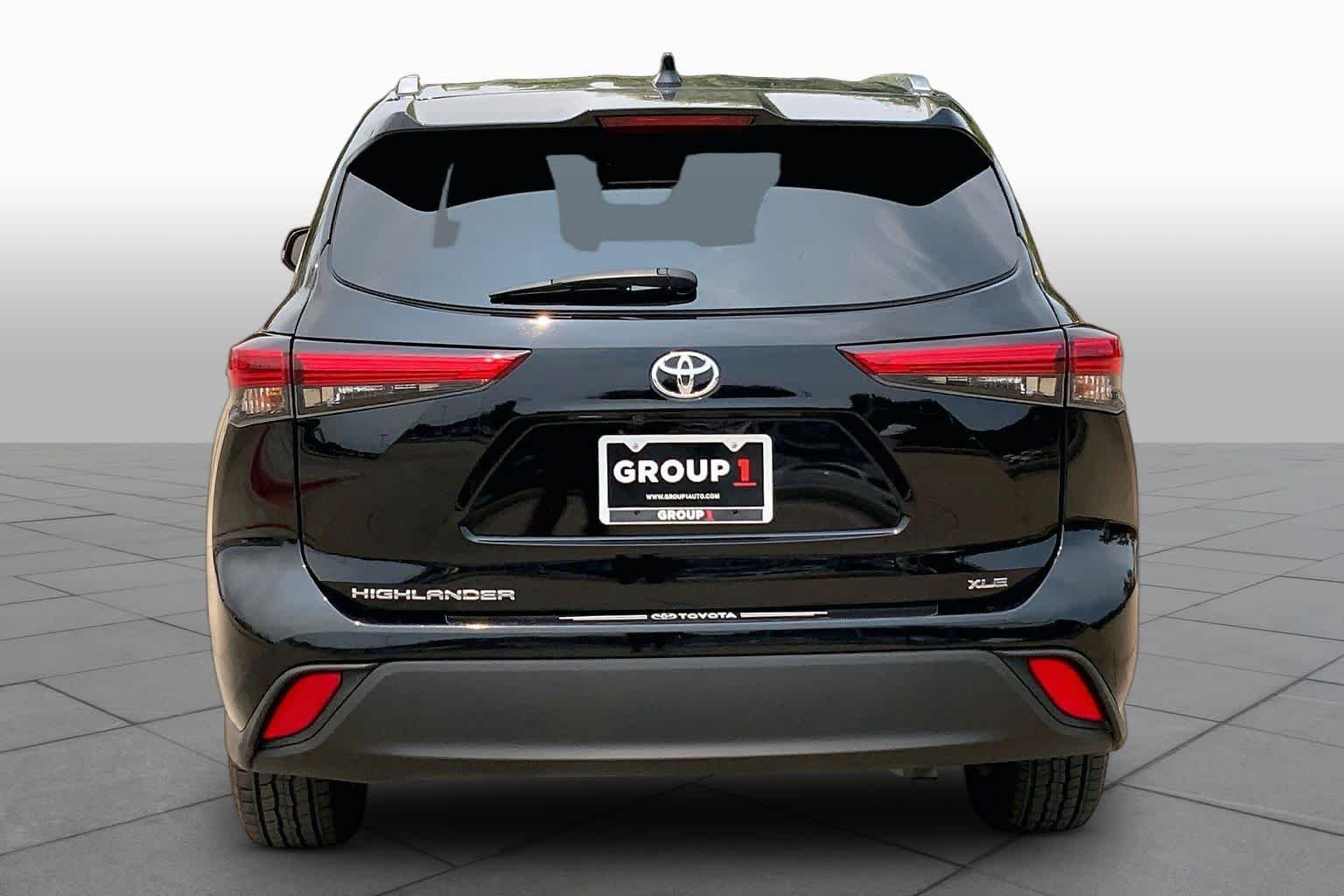 Used 2021 Midnight Black Metallic Toyota XLE image 5