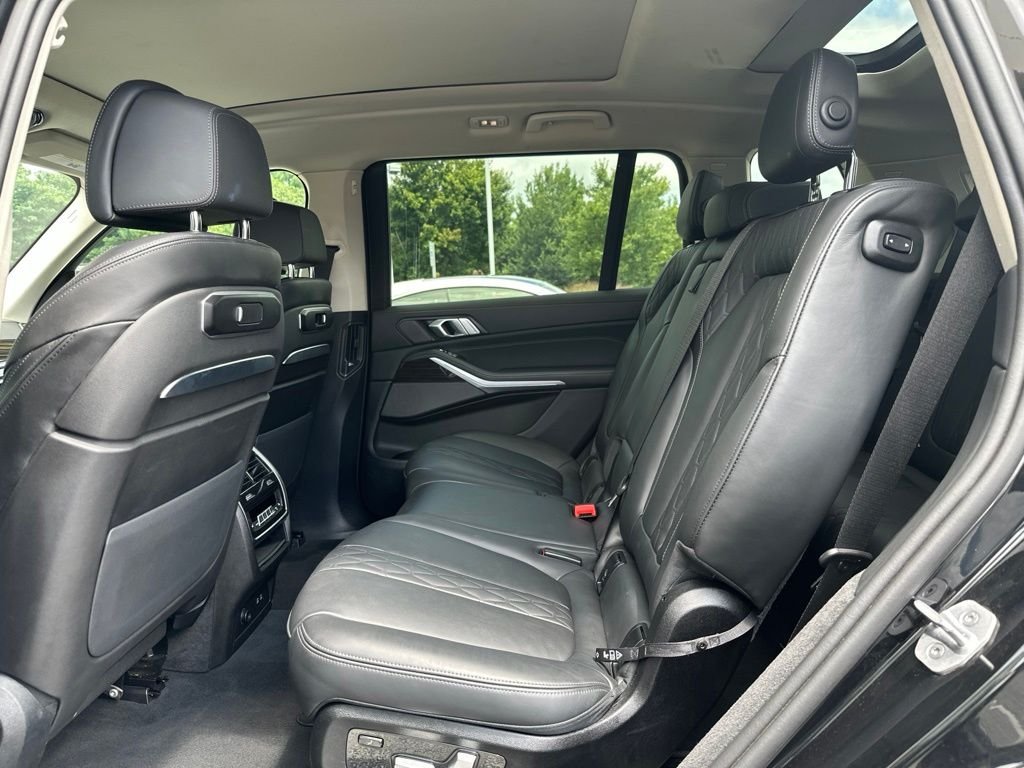 Used 2025 Black BMW xDrive40i image 9