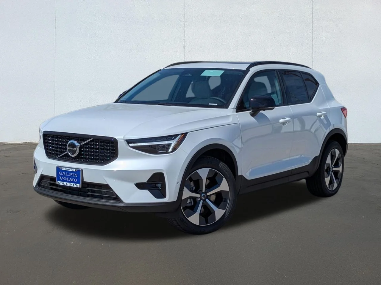 2026 Volvo XC40 B5 Plus Dark AWD's photo