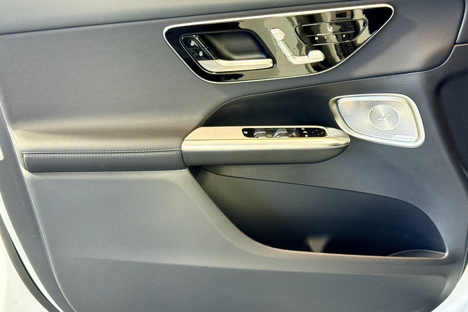 New 2026 Polar White Mercedes-Benz GLC 300 image 16