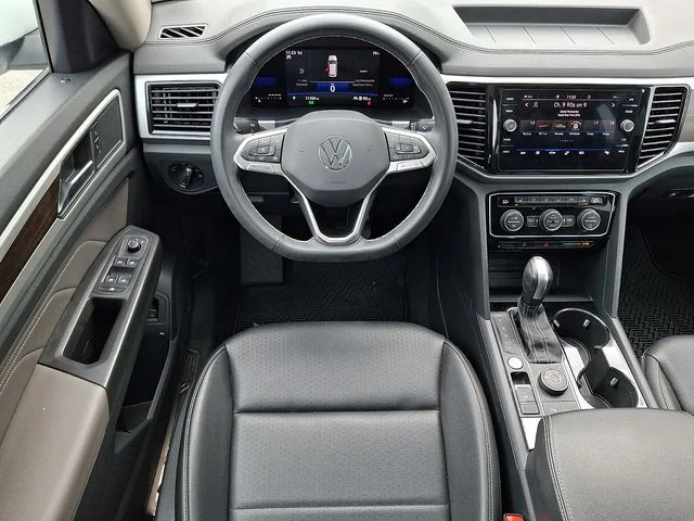 Used 2022 White Volkswagen 3.6L V6 SE w/Technology image 12